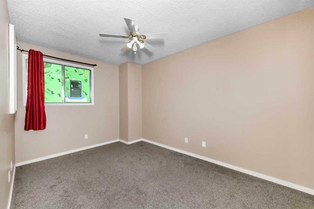 8-643 4 Avenue Ne, Calgary, AB - Indoor Photo Showing Other Room