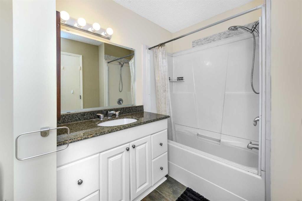 8-643 4 Avenue Ne, Calgary, AB - Indoor Photo Showing Bathroom