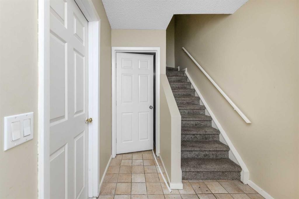 8-643 4 Avenue Ne, Calgary, AB - Indoor Photo Showing Other Room