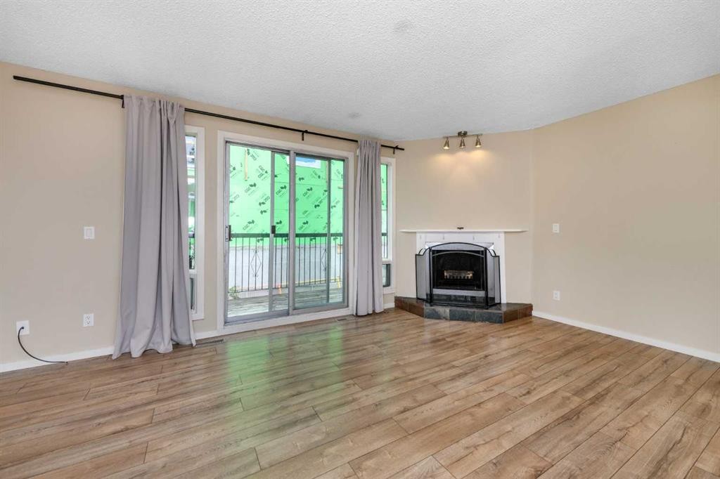 8-643 4 Avenue Ne, Calgary, AB - Indoor Photo Showing Living Room With Fireplace