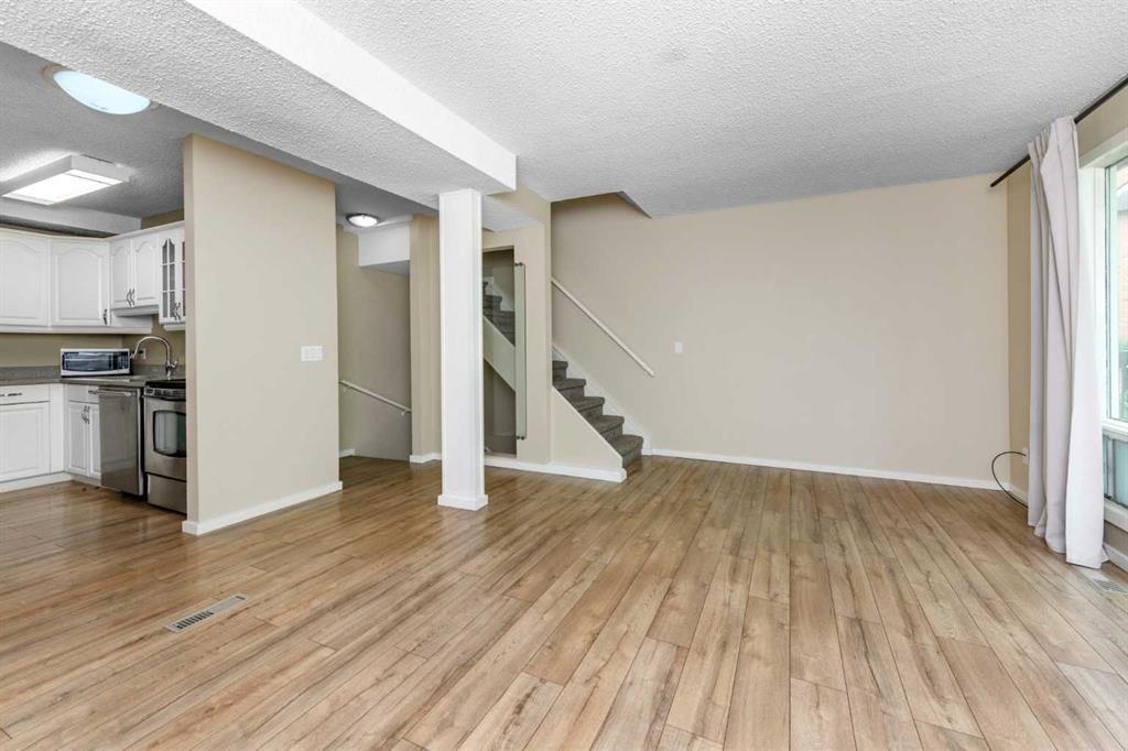 8-643 4 Avenue Ne, Calgary, AB - Indoor
