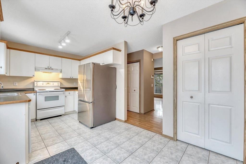 131 Hidden Way Nw, Calgary, AB - Indoor Photo Showing Kitchen