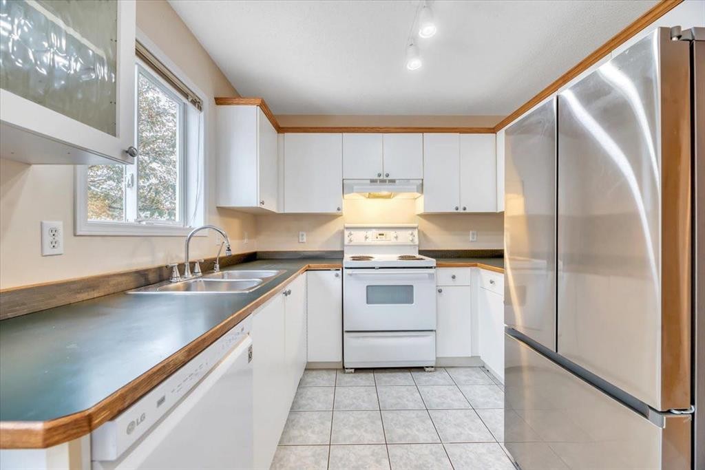 131 Hidden Way Nw, Calgary, AB - Indoor Photo Showing Kitchen With Double Sink
