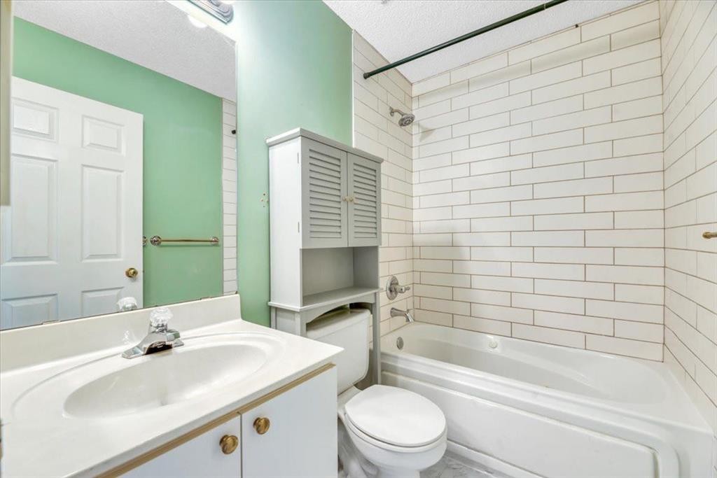 131 Hidden Way Nw, Calgary, AB - Indoor Photo Showing Bathroom