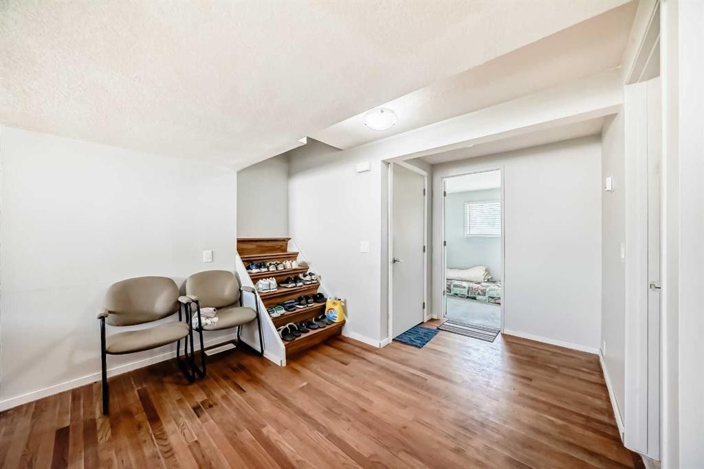 6840 4 Avenue Ne, Calgary, AB - Indoor Photo Showing Other Room