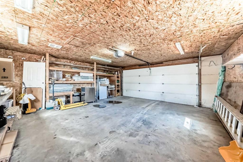 6840 4 Avenue Ne, Calgary, AB - Indoor Photo Showing Garage