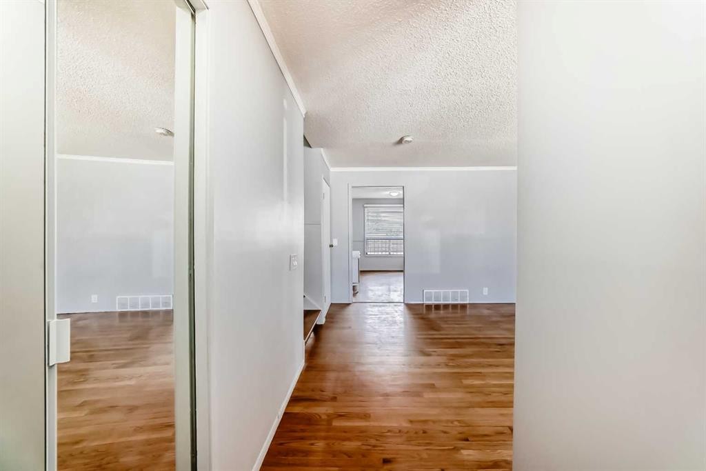 6840 4 Avenue Ne, Calgary, AB - Indoor Photo Showing Other Room