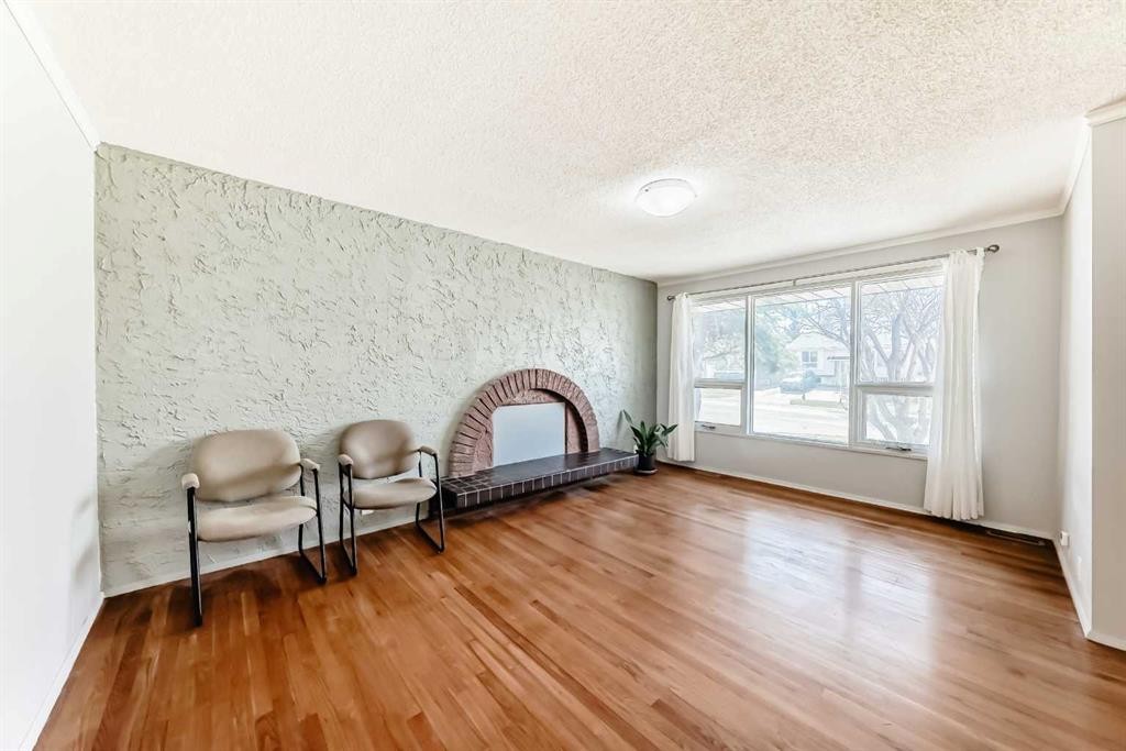 6840 4 Avenue Ne, Calgary, AB - Indoor Photo Showing Other Room