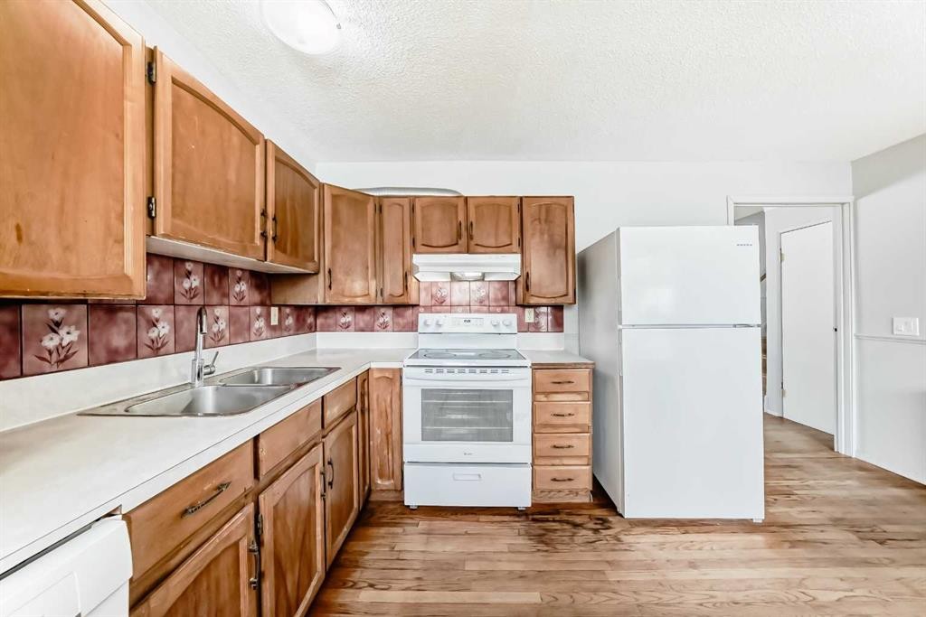 6840 4 Avenue Ne, Calgary, AB - Indoor Photo Showing Kitchen With Double Sink
