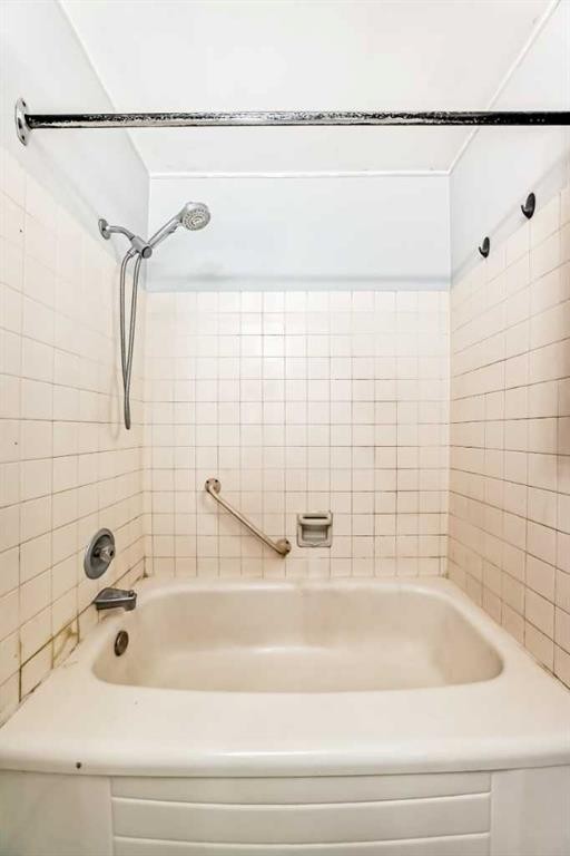 6840 4 Avenue Ne, Calgary, AB - Indoor Photo Showing Bathroom