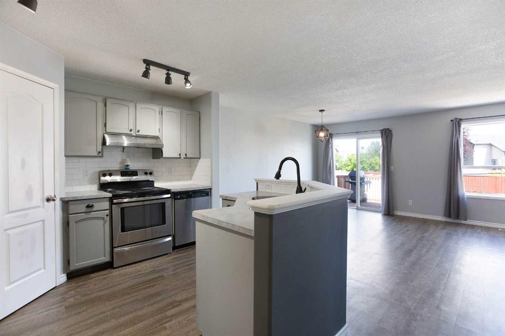 7269 Laguna Way Ne, Calgary, AB - Indoor Photo Showing Kitchen
