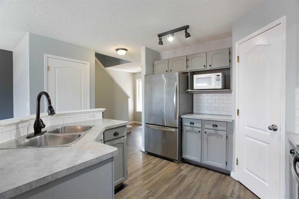 7269 Laguna Way Ne, Calgary, AB - Indoor Photo Showing Kitchen With Double Sink