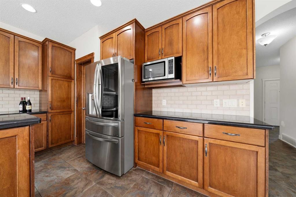 204 Eversyde Mews Sw, Calgary, AB - Indoor Photo Showing Kitchen