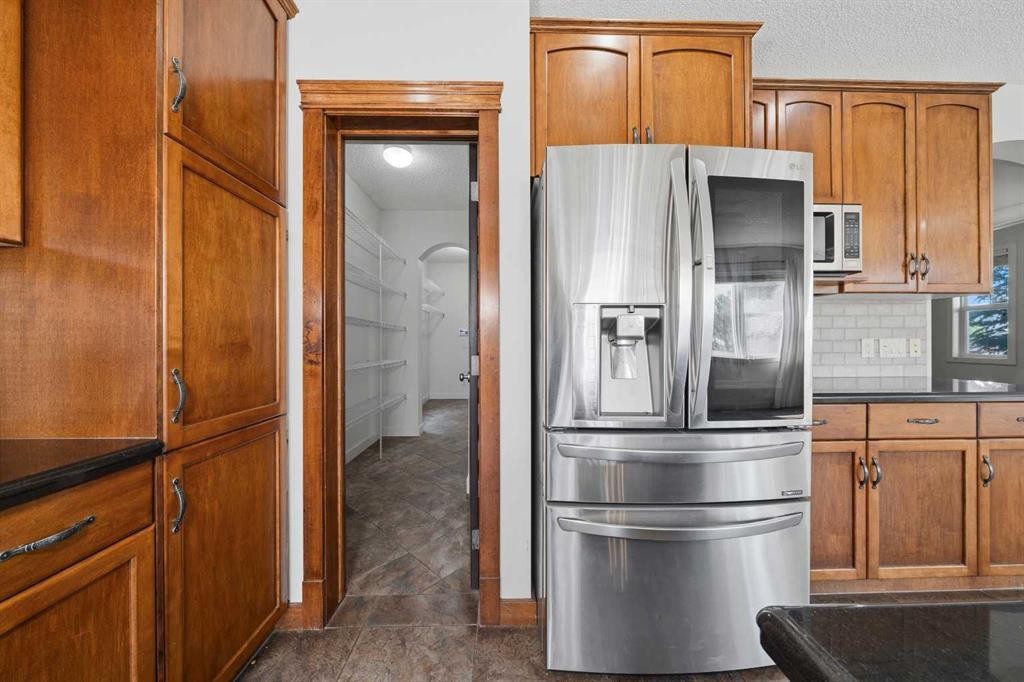 204 Eversyde Mews Sw, Calgary, AB - Indoor Photo Showing Kitchen