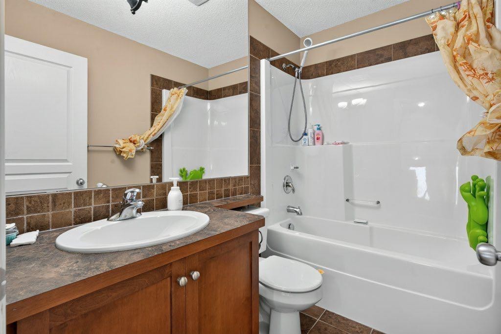 164 Aspenmere Close, Chestermere, AB - Indoor Photo Showing Bathroom