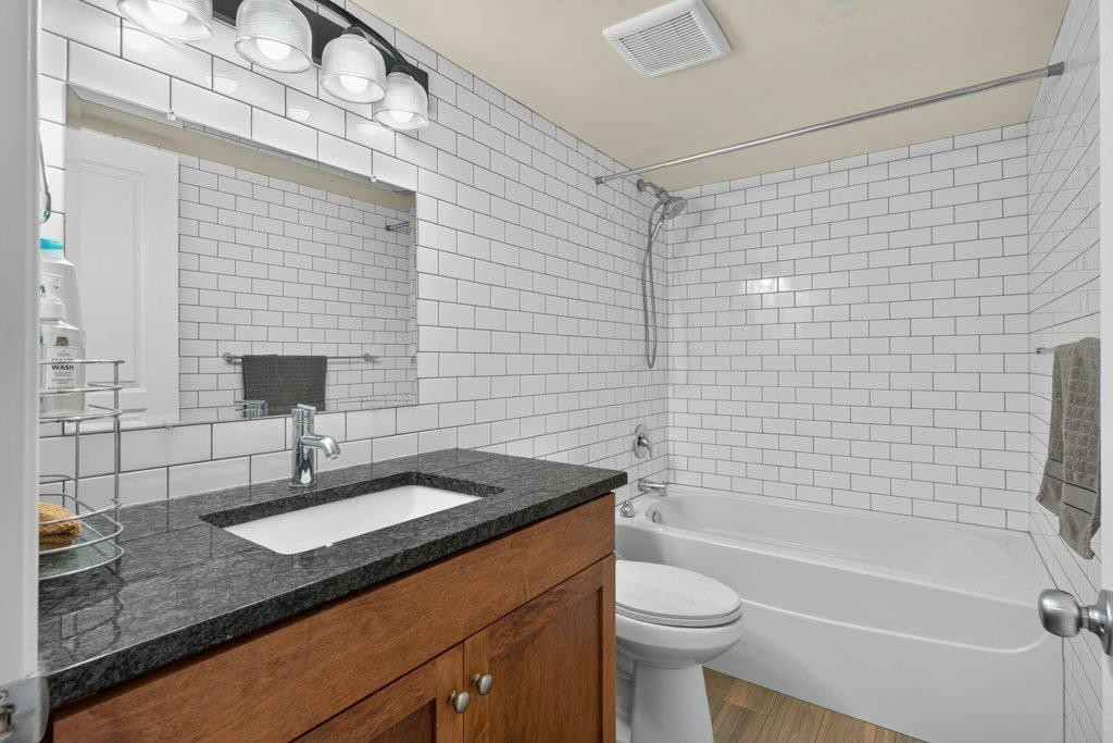 164 Aspenmere Close, Chestermere, AB - Indoor Photo Showing Bathroom