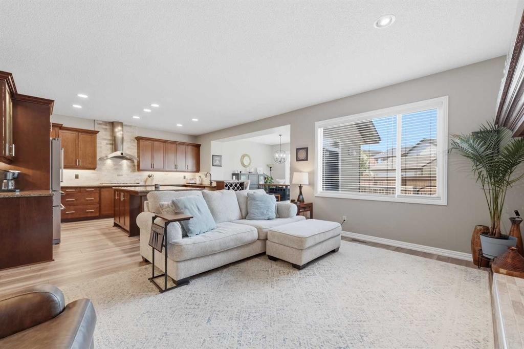 274 Autumn Circle Se, Calgary, AB - Indoor Photo Showing Living Room