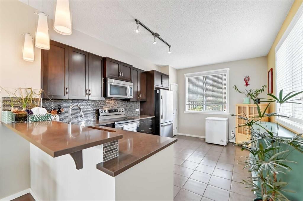51 Evansview Gardens Nw, Calgary, AB - Indoor Photo Showing Kitchen