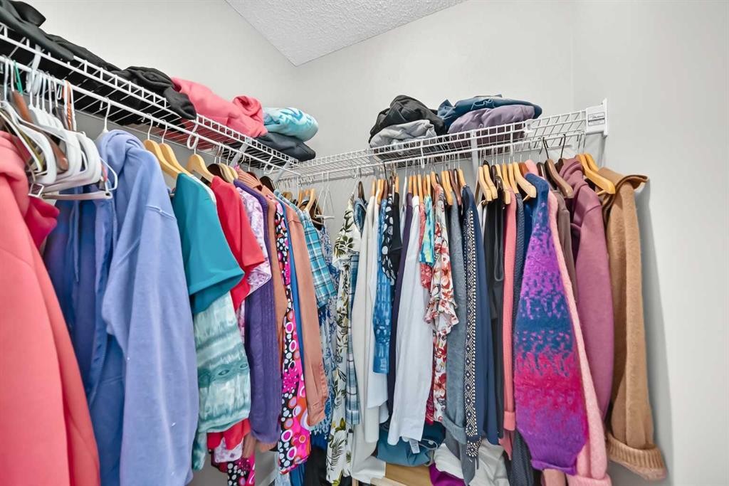 51 Evansview Gardens Nw, Calgary, AB - Indoor With Storage