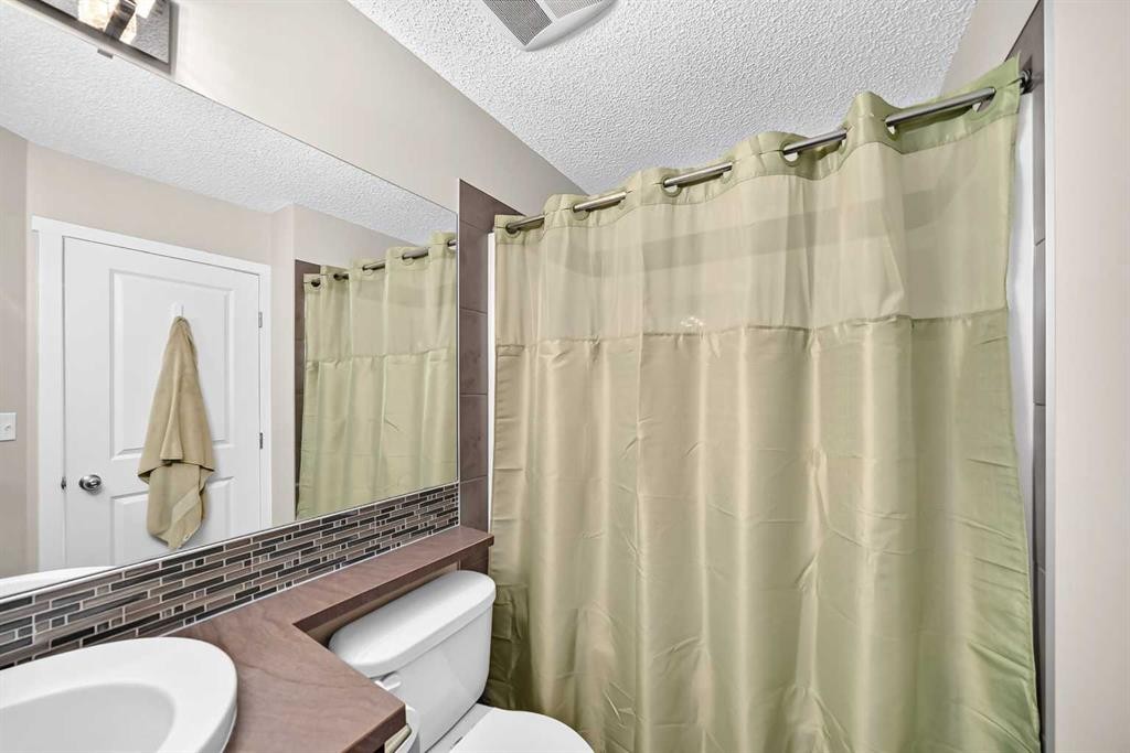 51 Evansview Gardens Nw, Calgary, AB - Indoor Photo Showing Bathroom