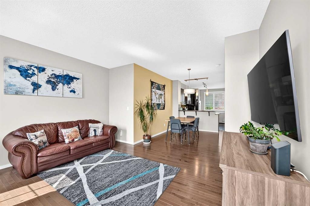 51 Evansview Gardens Nw, Calgary, AB - Indoor Photo Showing Living Room