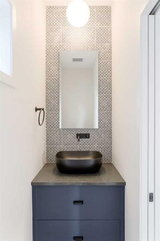 96 Fireside Common, Cochrane, AB - Indoor Photo Showing Bathroom