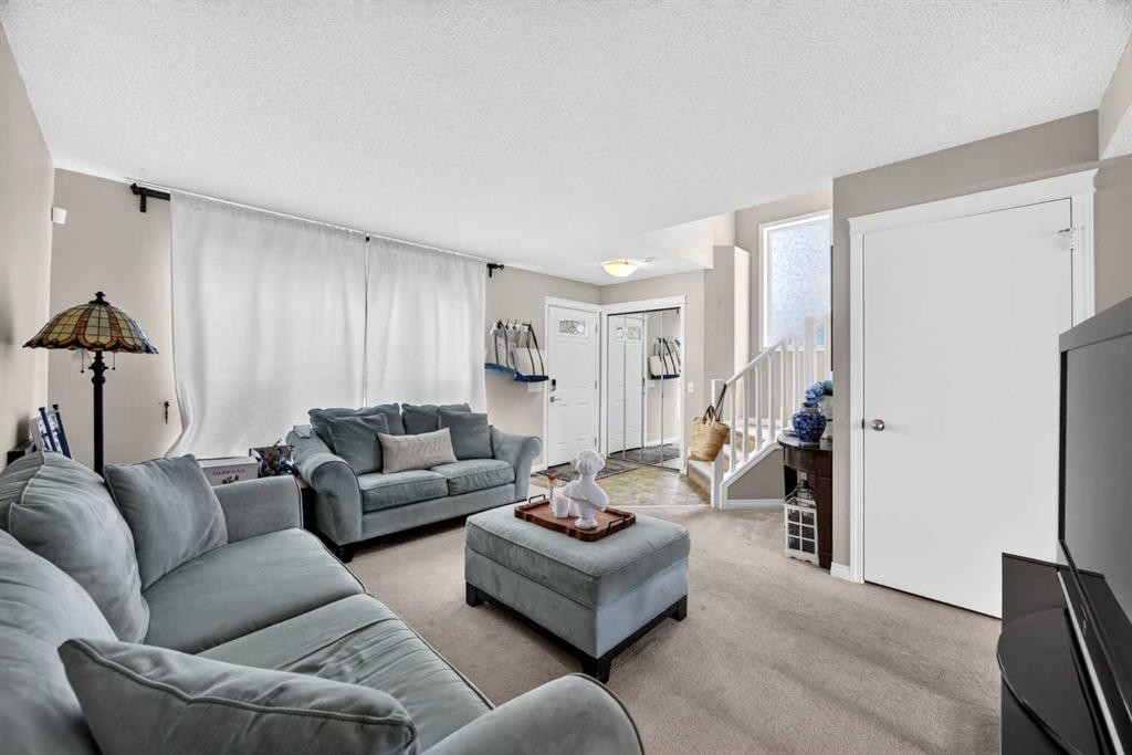 437 Tuscany Drive Nw, Calgary, AB - Indoor Photo Showing Living Room