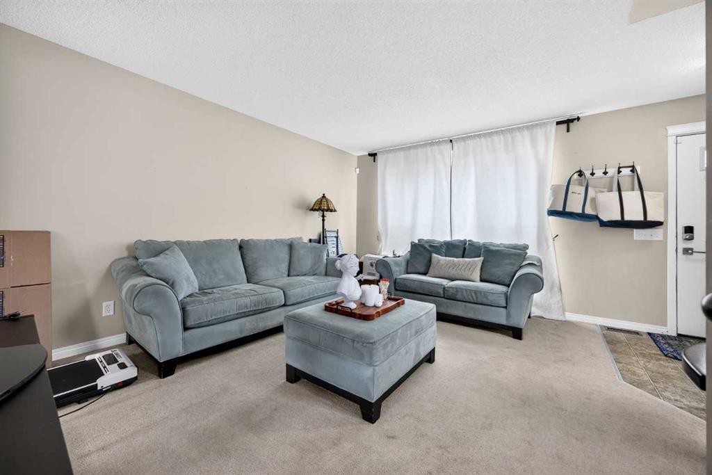 437 Tuscany Drive Nw, Calgary, AB - Indoor Photo Showing Living Room