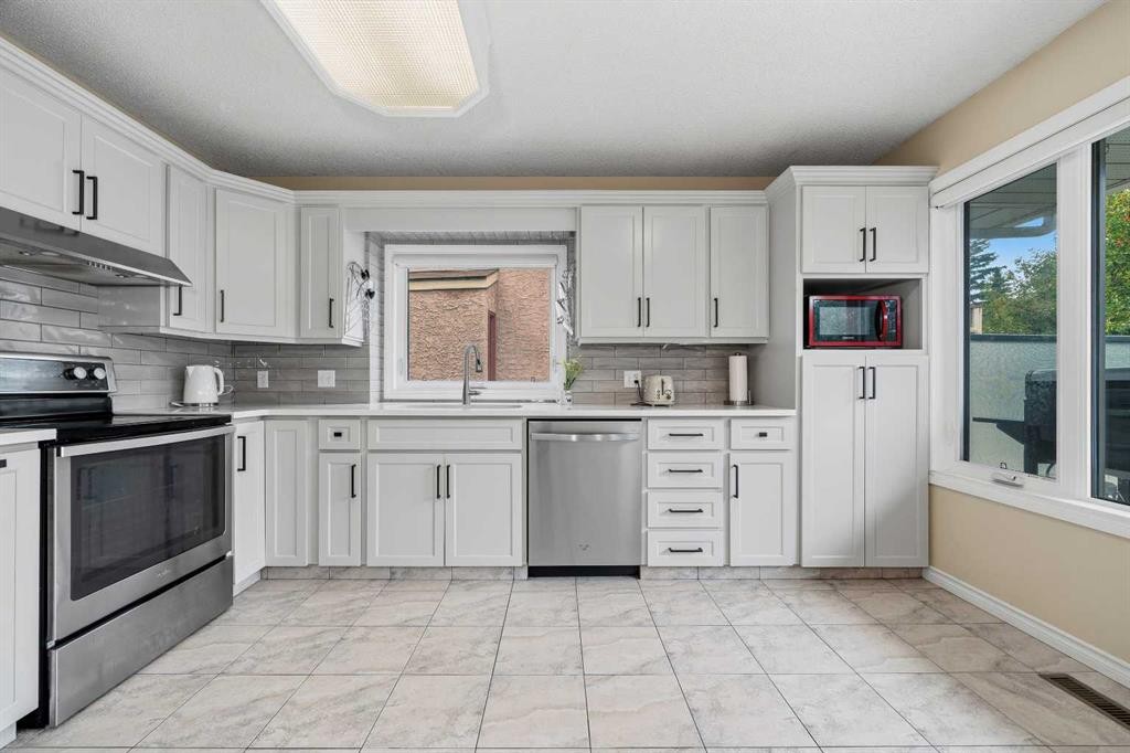 36 Shannon Circle Sw, Calgary, AB - Indoor Photo Showing Kitchen