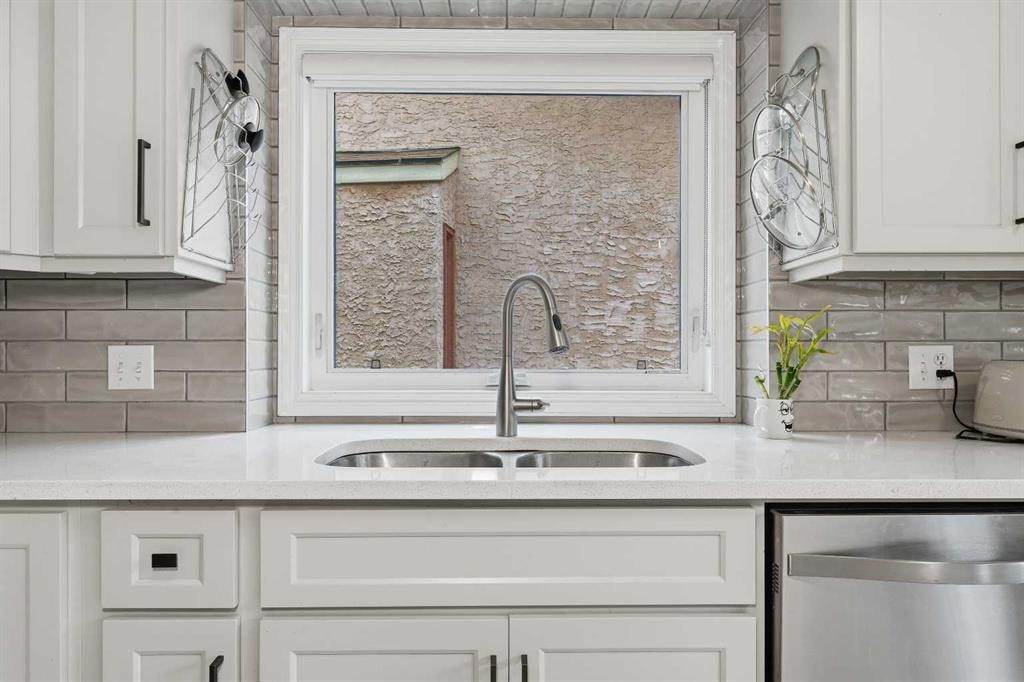36 Shannon Circle Sw, Calgary, AB - Indoor Photo Showing Kitchen With Double Sink