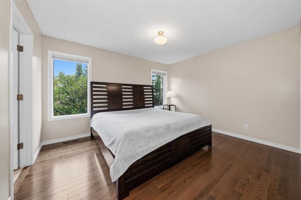 36 Shannon Circle Sw, Calgary, AB - Indoor Photo Showing Bedroom