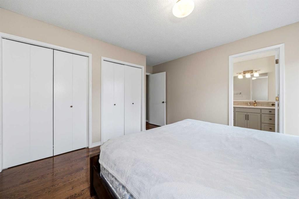 36 Shannon Circle Sw, Calgary, AB - Indoor Photo Showing Bedroom