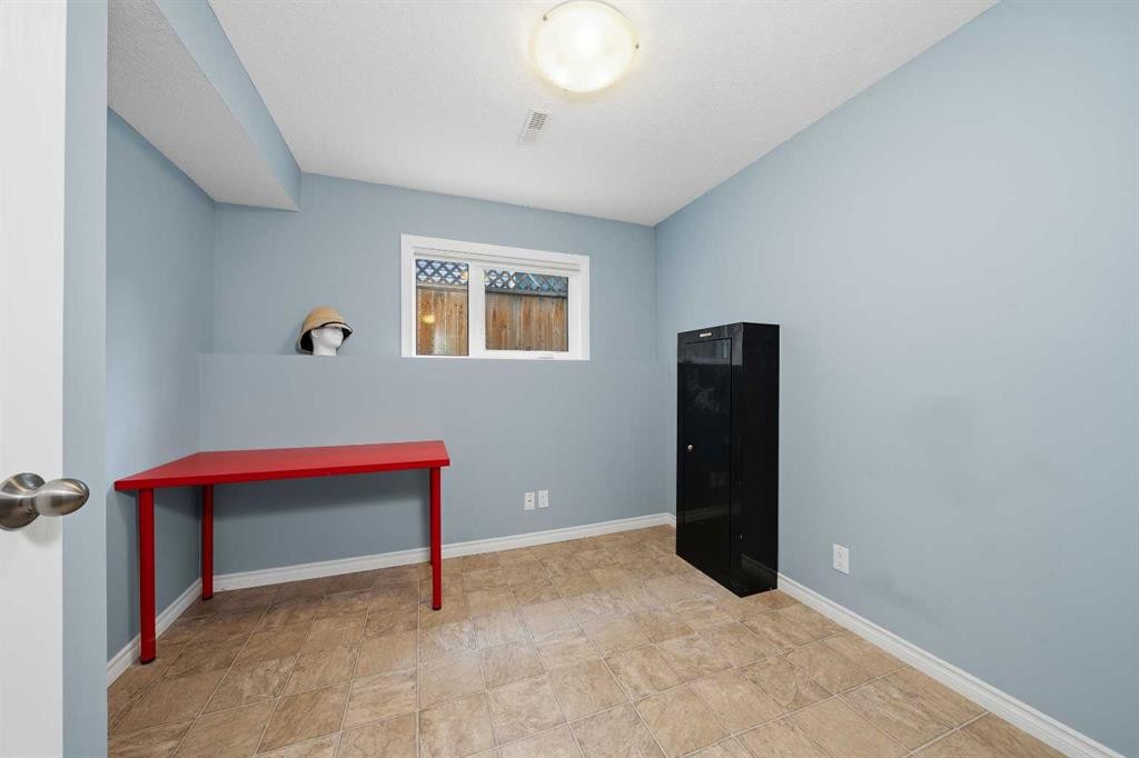 36 Shannon Circle Sw, Calgary, AB - Indoor Photo Showing Other Room