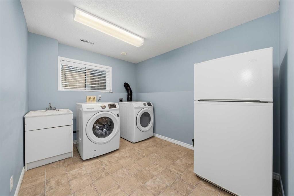 36 Shannon Circle Sw, Calgary, AB - Indoor Photo Showing Laundry Room