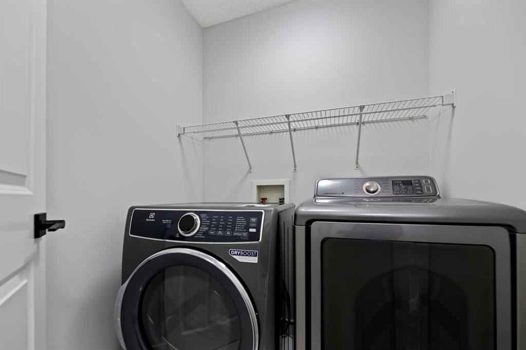 81 Saddlecrest Green Ne, Calgary, AB - Indoor Photo Showing Laundry Room