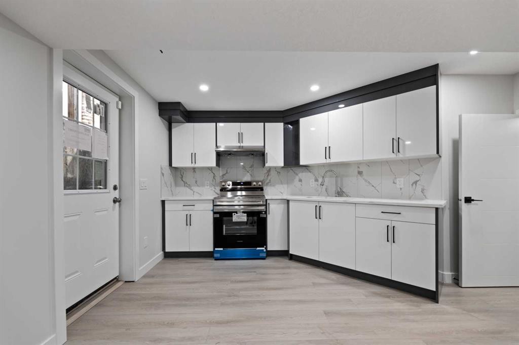 81 Saddlecrest Green Ne, Calgary, AB - Indoor Photo Showing Kitchen