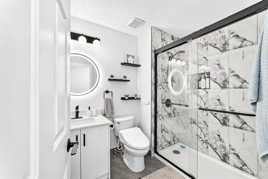 315 Appleglen Place Se, Calgary, AB - Indoor Photo Showing Bathroom