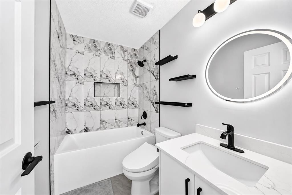 315 Appleglen Place Se, Calgary, AB - Indoor Photo Showing Bathroom