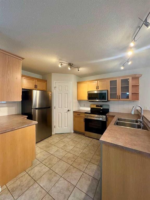 66 Chaparral Ridge Terrace Se, Calgary, AB - Indoor Photo Showing Kitchen With Double Sink