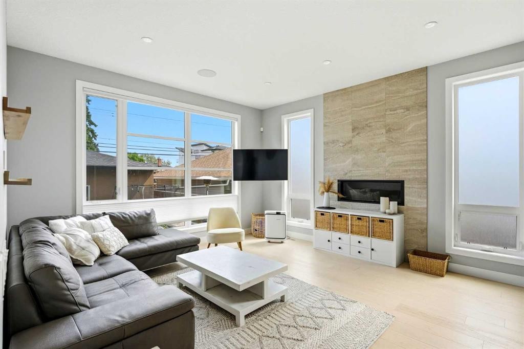 2014 6 Street Ne, Calgary, AB - Indoor Photo Showing Living Room