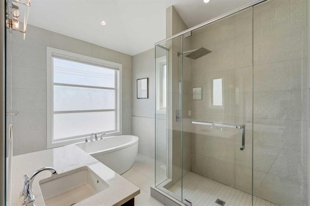 2014 6 Street Ne, Calgary, AB - Indoor Photo Showing Bathroom