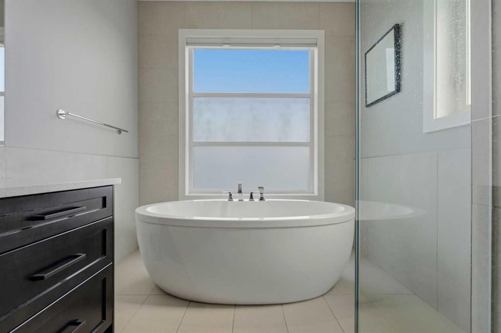 2014 6 Street Ne, Calgary, AB - Indoor Photo Showing Bathroom