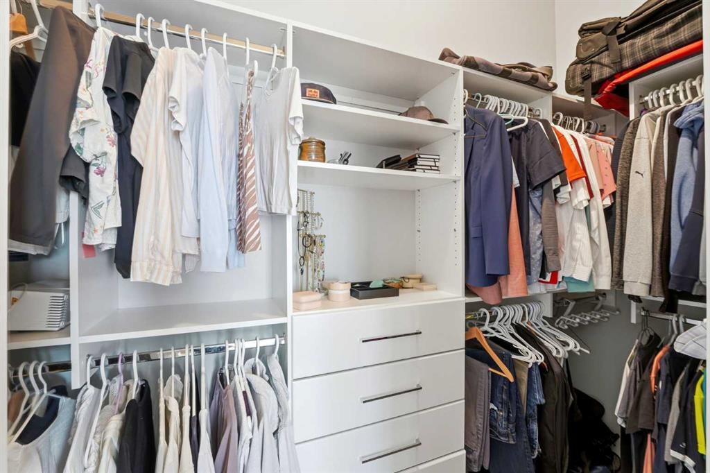 2014 6 Street Ne, Calgary, AB - Indoor With Storage
