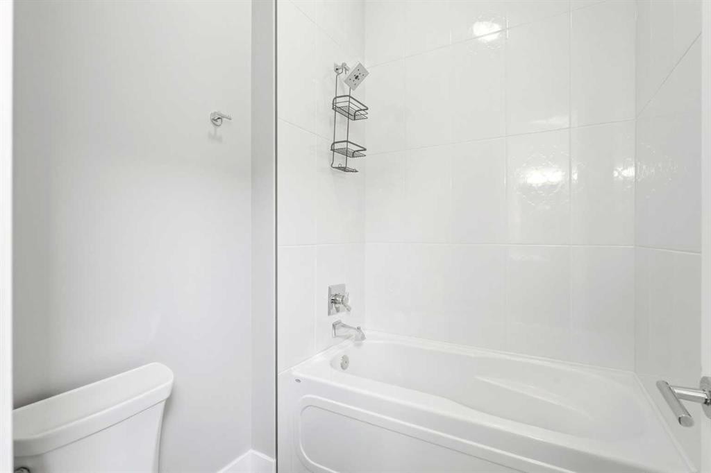 2014 6 Street Ne, Calgary, AB - Indoor Photo Showing Bathroom