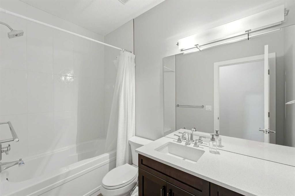 2014 6 Street Ne, Calgary, AB - Indoor Photo Showing Bathroom