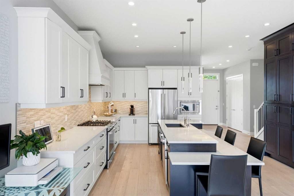 2014 6 Street Ne, Calgary, AB - Indoor Photo Showing Kitchen With Upgraded Kitchen