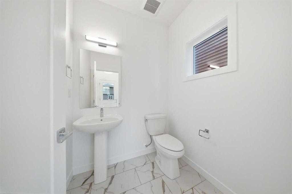 272 Huxbury View Ne, Calgary, AB - Indoor Photo Showing Bathroom
