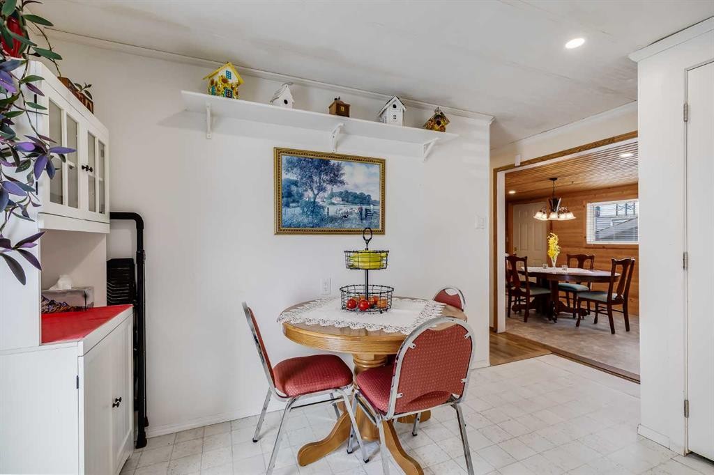 240 Big Hill Circle Se, Airdrie, AB - Indoor Photo Showing Dining Room