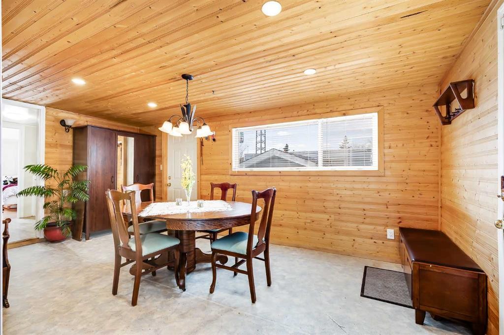 240 Big Hill Circle Se, Airdrie, AB - Indoor Photo Showing Dining Room