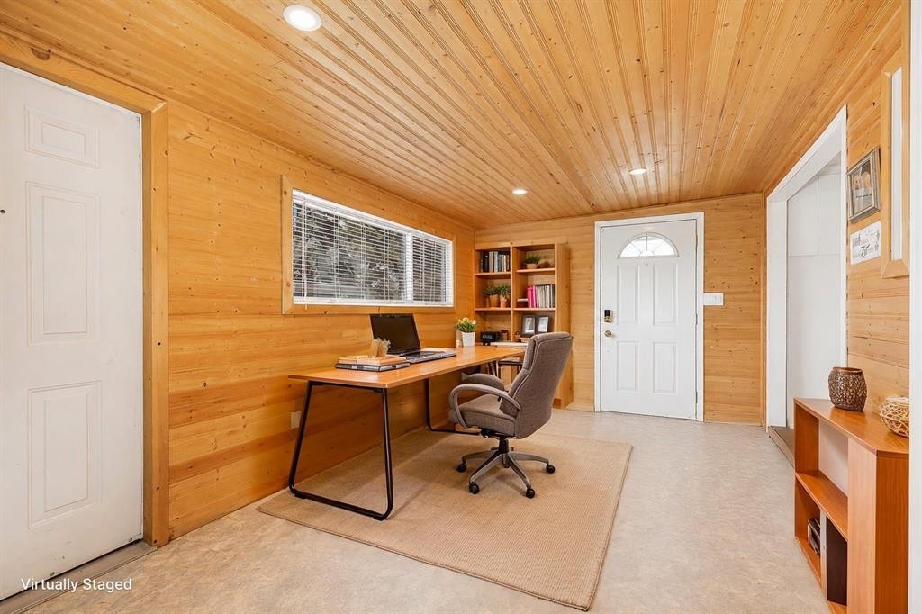 240 Big Hill Circle Se, Airdrie, AB - Indoor Photo Showing Office